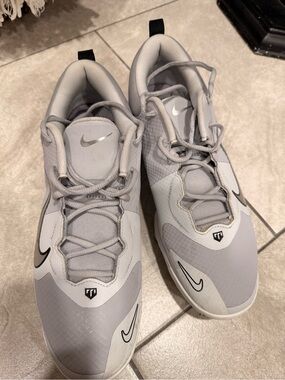 🔥🔥BACK TO SCHOOL SALE🔥🔥Nike Men’s Light Gray and White Sneakers size 11